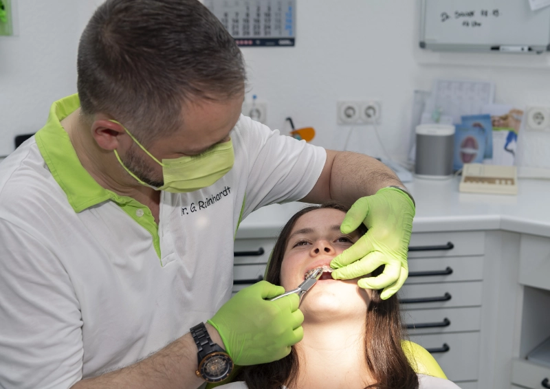 Junges Mädchen in Behandlung beim Zahnarzt